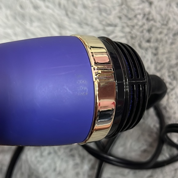 - •💆🏼♀️HOT TOOLS 2.8” BARREL BLOW OUT BRUSH 💆🏼♀️ - Picture 8 of 13